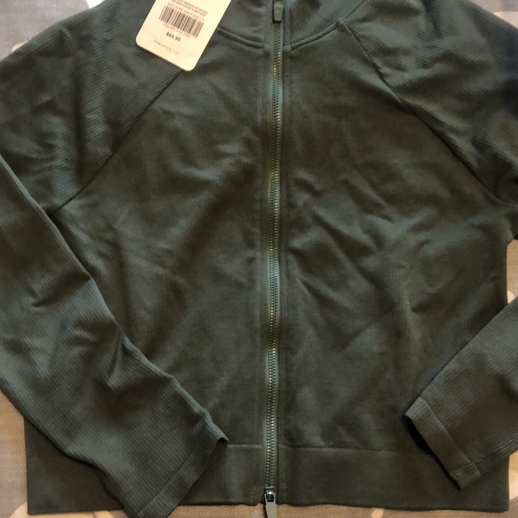 ✨2/$75 ✨Fabletics kinsley cropped seamless jacket - Picture 7 of 9